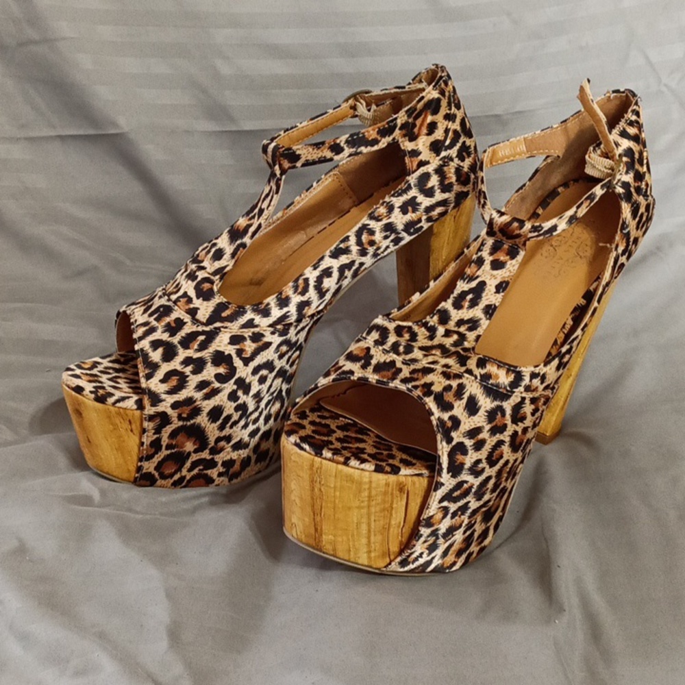 👟 Charles Albert Lepard Print Heels Size 8.5